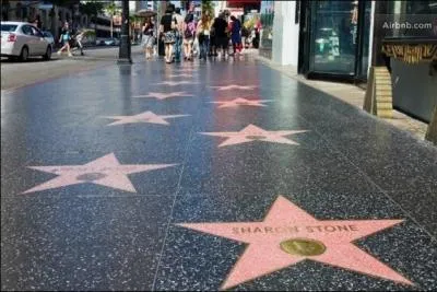 Dans quelle ville trouve-t-on des étoiles sur le trottoir appelé Walk of Fame ?