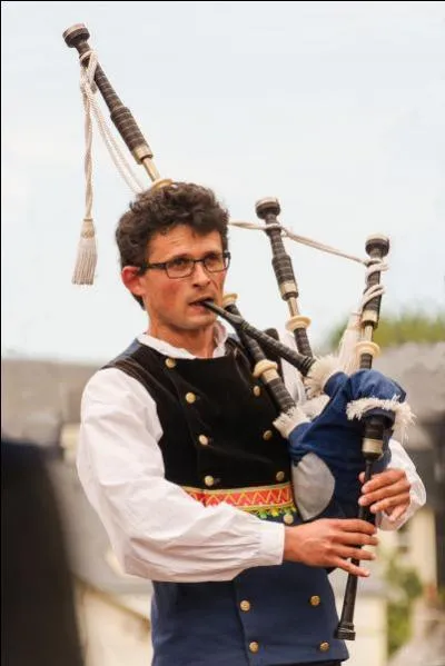 Abrégé en FIL, ce festival de musiques celtiques, se tient tous les ans à Lorient. Quel est son nom ?