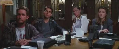 Au début du film, l'équipe se fait décimer : qui est la première victime ?