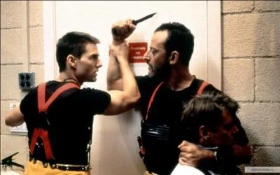 A Langley, siège de la CIA, comment la nouvelle équipe arrive-t-elle à rentrer dans le bâtiment ? Déguisée en ....