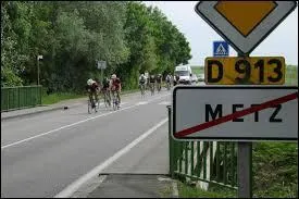 Metz est la préfecture du département de la Moselle.
Les Messois sont les habitants de cette ville. Que dire de cette affirmation ?