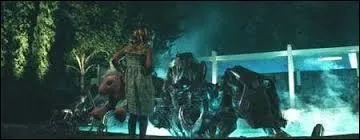 Dans quel film pouvez-vous voir un robot géant s'extrayant de l'eau d'une piscine sous les yeux d'une petite fille ?