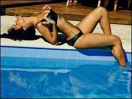 Quel est le nom de cette chanteuse ce situant juste à côté d'une piscine ?