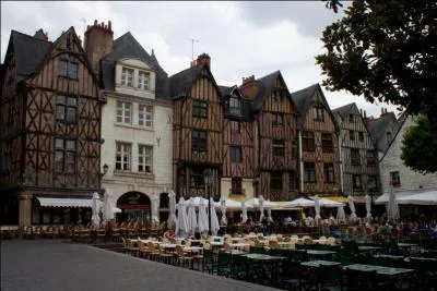 Qui est maire de Tours en août 2015 ?