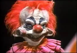 Une étoile filante traverse soudain le ciel et semble s'écraser tout près de la ville. C'est un véhicule spatial d'une autre planète où les habitants ressemblent à des clowns mais sont en fait des monstres. Quel est ce film ?