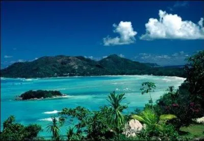 Quel archipel se situe entre l'Afrique et Madagascar ?