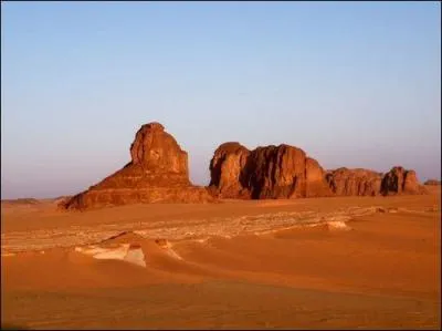 Quel est ce pays entouré par le Soudan, la Centrafrique, le Niger, le Nigeria et la Libye ?