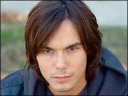 Quelle est la couleur des yeux de Caleb Rivers ?