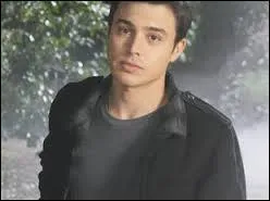 Quelle est la couleur des cheveux de Garrett Reynolds ?