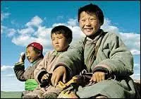 Dans "Mongolian Ping Pong", dans quoi le jeune Bilike vit-il avec sa famille ?