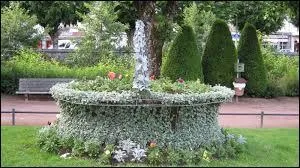 La mairie occupe depuis 1913 un magnifique bâtiment qui était à l'origine :