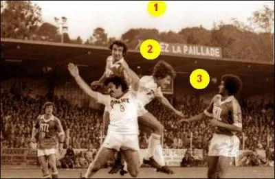 O se situe le ballon sur l'image ?