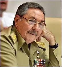 En quelle année Fidel Castro cède-t-il le pouvoir à son frère Raúl Castro ?