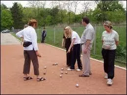 C'est l'un des rares sports où des compétitions mixtes sont organisées. Chaque été, plusieurs millions d'amateurs jouent...