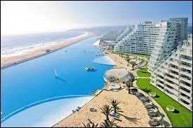 Si vous avez les moyens d'y aller, vous pourrez vous baigner dans la piscine la plus grande du monde qui se situe au Chili. Quelle est la longueur de la piscine d'Algarrobo ? (environ)