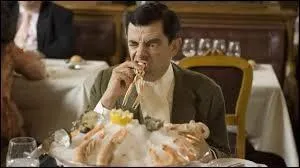 Que mange maladroitement Mr. Bean au restaurant de la gare ?