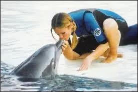 Pour quelle chanson de Lorie voit-on dans le clip vidéo des dauphins nager avec elle ?