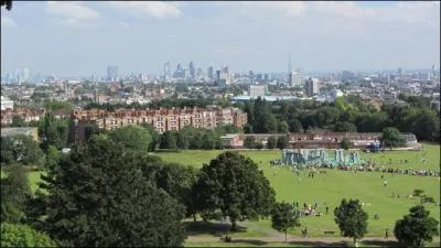 A Londres, je logerai dans un quartier célèbre pour son parc où a été joué le film " Scenes of Sexual Nature". De quel quartier s'agit-il ?