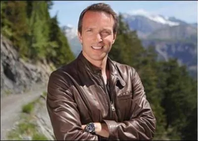 Quel est le nom du présentateur ?