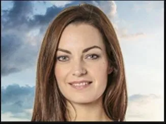 Qui est la personne que tous les candidats soupçonne d'être taupe et qui est éliminée au 4e épisode ?