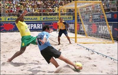 Lequel de ces sports pratiqués sur le sable est une déclinaison du football ?