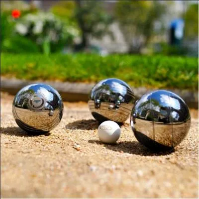 Dans quelle ville des Bouches-du-Rhône la pétanque est-elle née ?