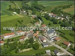 Commune lorraine du Pays de Bitche, dans le Parc naturel des Vosges du Nord, Erching se situe dans le département ...
