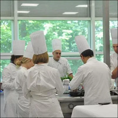 Zio, Fozzie, Gerardo et James sont impatients et jettent un oeil en cuisine. Toute la brigade est affairée autour du gâteau de Poucette, mais pourquoi est-ce si long ?