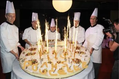 Voici enfin ton gâteau ! Dom, Ned, Phil du 11 et Phil 05 se joignent à nos voeux :