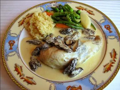 Voici la volaille de Bresse en vessie, accompagnée de....