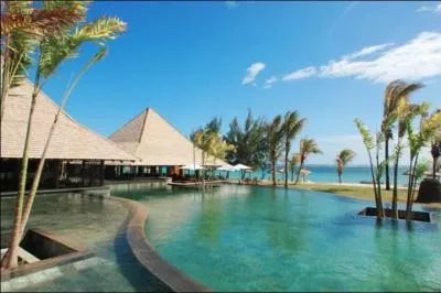 Chanson des îles. Retrouvez le nom de celui qui chantait : "À l' île Maurice, à l' île Maurice, y a des bananes, du pain d' épices, / et des belles filles avec des cuisses / et des garçons toujours d' service". ?