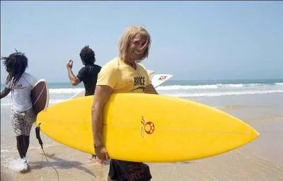 Cherchez la vague avec votre planche de surf et tâchez de vous maintenir à flots, et dites-moi où se trouve "Malibu", le paradis de la glisse.