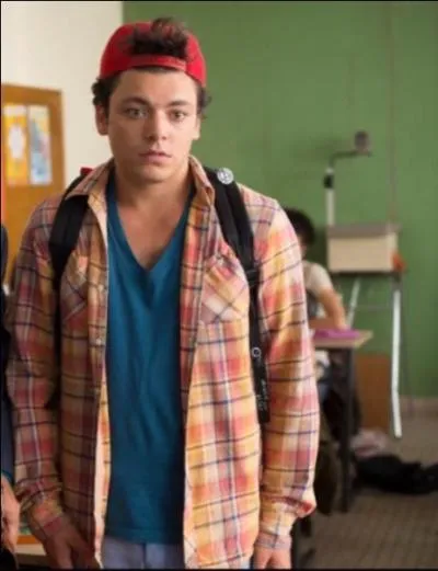 Qui est sur cette photo ?
C'est un élève cancre qui a suivi ses professeurs dans leur nouveau collège; il est interprété par Kev Adams.