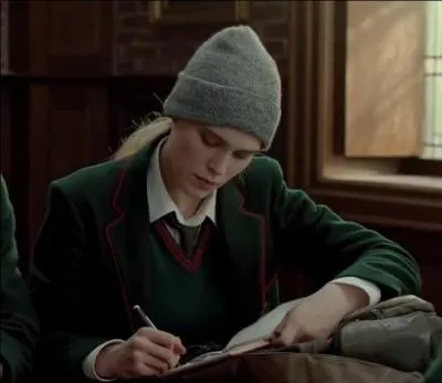 Qui est sur cette photo ?
C'est une élève qui travaille encore moins bien que le personnage interprété par Kev Adams; ce dernier tombe amoureux d'elle.