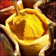 Le curry contient de la noix de muscade râpée.