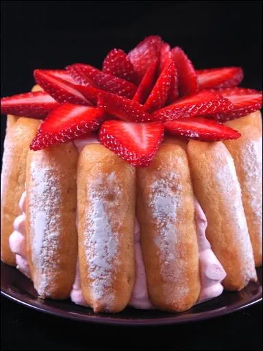 Lequel de ces ingrédients n'apparaît pas dans la charlotte aux fraises ?