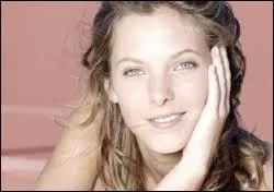 Avec qui Estelle est-elle sortie ?