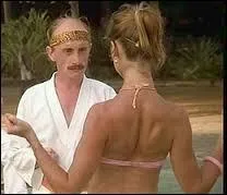 Parmi les dragueurs, il y a ceux qui arrivent &agrave; leurs fins et ceux qui &eacute;chouent lamentablement &agrave; chacune de leurs tentatives d&eacute;sesp&eacute;r&eacute;es. Dans les deux premiers volets de la saga cin&eacute;matographique des "Bronz&eacute;s", Michel Blanc incarne avec brio ce dragueur inlassablement poursuivi par la poisse... "Jean-Claude" est son pr&eacute;nom, son nom est :