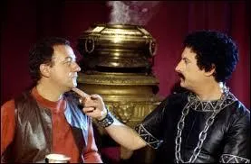 Dans ce film, Coluche se retrouve par erreur dans une discoth&egrave;que pour homosexuels. Il va se faire draguer par un Michel Serrault en qu&ecirc;te de beaux gar&ccedil;ons rondouillards. Cela donne lieu &agrave; un quiproquo m&eacute;morable et totalement d&eacute;sopilant. Dans quel long-m&eacute;trage retrouve-t-on cette sc&egrave;ne ?