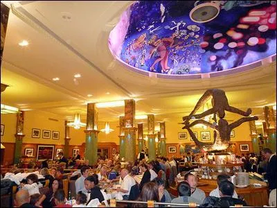 Restaurant parisien emblématique dans le quartier de Montparnasse.