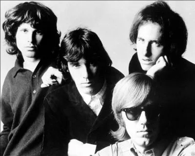 Qui est le leader de ce groupe de rock mythique, " The Doors" ? ( l'homme à gauche sur la photo).
