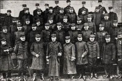 Dans quel régiment Charles de Gaulle a-t-il été affecté à sa sortie de Saint-Cyr en 1912 ?