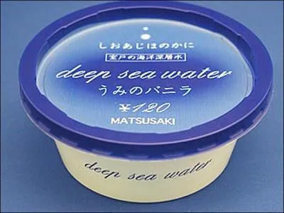 Quel serait donc le délicat parfum de ce pot de glace d'un bleu subtil ?