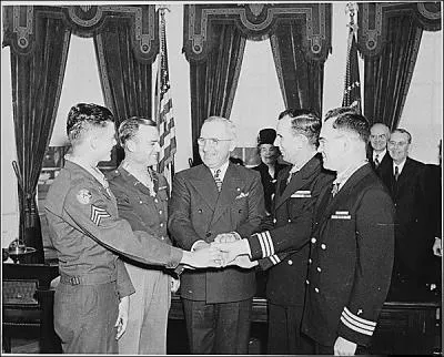 Combien de soldats japonais l'américain John R. McKinney a-t-il tués en une seule journée durant la Seconde Guerre mondiale ?