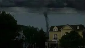 Après la tornade la maison de Karen McCluskey était complètement détruite. Certaines personnes s'y trouvaient et ont été bloquées dans la cave. Qui sont ces personnes ?