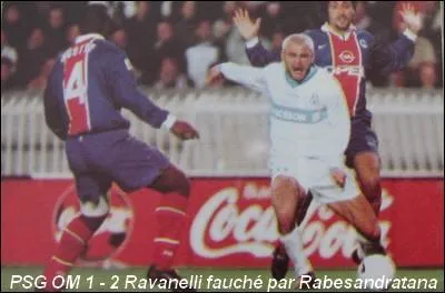 8 novembre 1997 : Paris Saint-Germain 1-2 Olympique de Marseille, les deux clubs affichent de grosses ambitions pour cette saison et s'appuient sur deux grosses équipes. Jérôme Leroy répond à Xavier Gravelaine en première mi-temps. En seconde, un joueur de l'OM s'effondre dans la surface de réparation et obtient un penalty. Quel joueur tomba ?