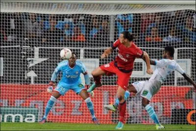 Octobre 2012 : Zlatan Ibrahimovic joue pour la première fois le Classique français. Il brille et éclipse même le doublé de Gignac par deux buts venus d'une autre planète, le PSG tient tête à l'OM et fait match nul (2-2). Comment Ibra marque-t-il ses deux buts ?