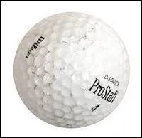 Petite balle ne devant pas peser plus de 45, 93 g ayant un design alvéolé, je suis utilisée dans un sport de plein air et envoyée dans un trou à l'aide d'un club. Ce sport est :