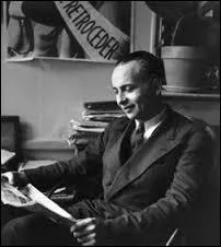 Il appartient au dadaïsme et au :