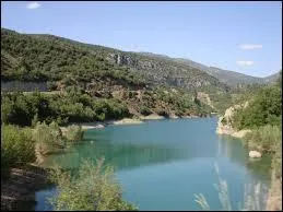 Quel est le seul pays qui borde l'Espagne ?